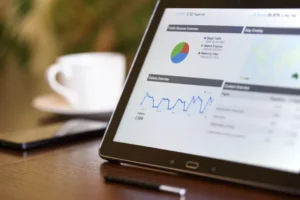 Quantos devo investir no Google ADS para conseguir mais clientes? AGNC Agência de Marketing - Posso alterar meu orçamento no Google Ads a qualquer momento?
Sim, você pode alterar seu orçamento no Google Ads a qualquer momento. A plataforma oferece flexibilidade para aumentar ou diminuir o valor que você está disposto a investir diariamente em suas campanhas. Essa flexibilidade permite ajustar seu orçamento de acordo com suas necessidades e objetivos em diferentes momentos.