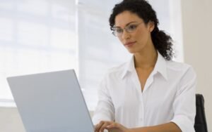 Porem, com as atualizações e as inteligências dos mecanismos de buscas, redes sociais e até mesmo o comportamento de cada perfil de cliente, a criação de conteúdo vai muito mais além de promover e criar conteúdos personalizados e neste blog vamos explicar mais afundo.