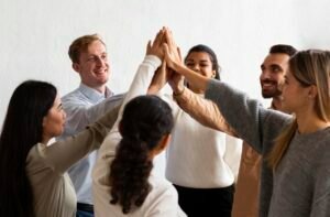agencia-de-treinamento-para-time-de-vendas O trabalho conjunto entre um setor comercial e uma agência de prospecção de leads é fundamental para o sucesso da empresa. A agência de prospecção de leads é responsável por identificar potenciais clientes e estabelecer relacionamentos com eles, enquanto o setor comercial é responsável por fechar vendas e gerar receita.