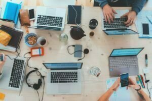 Utilize ferramentas de automação de marketing para segmentar os potenciais clientes e enviar conteúdo relevante de acordo com seus interesses e etapa do funil de vendas em que eles se encontram. Ao seguir essas dicas, você pode aplicar o Inbound Marketing no seu time de vendas e atrair potenciais clientes de maneira orgânica e eficaz.