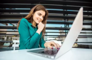 SEO é um tipo de trabalho na área do marketing de estratégia, a sigla vem do inglês Search Engine Optimization, que em português é Otimização para os mecanismos de buscas. O SEO é uma das partes fundamentais do marketing de negócio e do marketing estratégico, afinal uma boa gestão de SEO faz com que seu site seja referenciado pelos navegadores, em especial o Google, e você ganhe mais visitantes qualificados em seu site e gere mais resultados com seus leads.