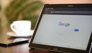 Muitas pessoas não sabem, mas o Google faz constantes alterações em seus algoritmos! A própria empresa afirma que realiza mais de 300 mudanças por ano, com o objetivo principal de melhorar a experiência do usuário. A experiência é tão importante que a ferramenta possui diversos recursos que diminuem a autoridade de sites que utilizam práticas de manipulação para obter boas posições nos rankings de pesquisa. Por isso, é fundamental entender como funciona o maior buscador do mundo: conhecer as principais atualizações e as mais recentes é uma excelente maneira de se preparar e otimizar o seu site para alcançar posições de destaque nas pesquisas.