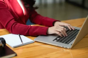 SEO copywriting é o processo de escrever conteúdo para um site de forma otimizada para os mecanismos de pesquisa. Envolve o uso de palavras-chave e frases específicas que sejam relevantes para o tópico do site e incorporá-las ao texto de uma forma natural e legível para os usuários. O objetivo do SEO copywriting é melhorar a visibilidade de um site nas páginas de resultados do mecanismo de pesquisa (SERPs) e direcionar mais tráfego direcionado para o site.
