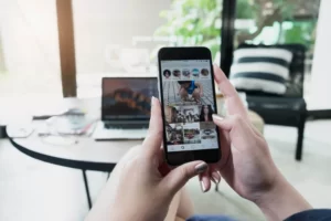 Durante algum tempo o Google vem estruturando-se para apresentar melhor experiencia para os usuários de smartphones, até mesmo criando um Bot de rastreamento específico para móbile, então dessa maneira o algoritmo mostrará resultados de sites com uma ótima experiência de responsividade, velocidade em navegação por dados moveis e a experiência em derivados navegadores.
