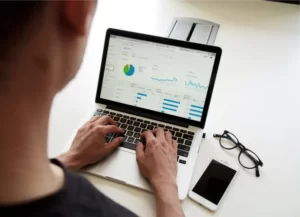 agencia-de-marketing-que-faz-trafego-pago No entanto, é importante lembrar que o tráfego pago exige um investimento financeiro, sendo preciso planejar cuidadosamente a estratégia de publicidade para obter um retorno sobre o investimento positivo. Além disso, é importante combinar o tráfego pago com outras estratégias de marketing, como o marketing de conteúdo e o SEO, para obter um resultado ainda mais positivo.