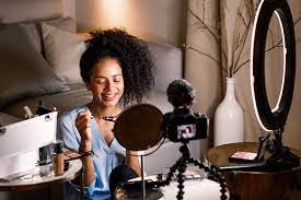influenciadores-como-contratar-para-comercial O marketing de influência é uma estratégia de marketing que se baseia em influenciadores ou personalidades populares para promover produtos ou serviços para seus seguidores. Os influenciadores são pessoas, com uma grande base de seguidores em redes sociais ou outras plataformas online, consideradas autoridades em determinados assuntos, ou nichos de mercado. Eles podem ser personalidades famosas, bloggers, youtubers, instagrammers, entre outros.