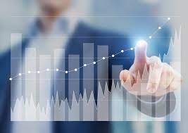 A longo prazo, otimizar o site pode trazer vários benefícios. Primeiro, isso pode aumentar o tráfego do site, o que pode resultar em mais clientes potenciais visitando o site e, potencialmente, mais vendas e receita. Além disso, otimizar o site também pode ajudar a melhorar a visibilidade da empresa nos resultados de busca, o que pode aumentar a confiança dos clientes e aumentar a autoridade da empresa no mercado. Por fim, otimizar o site também pode ajudar a economizar dinheiro a longo prazo, pois é geralmente mais barato do que outras formas de publicidade online.