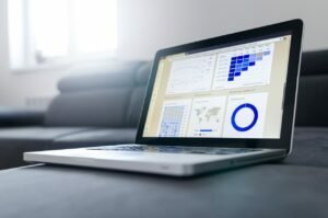 melhor-agencia-de-trafego-pago A contratação de uma agência de tráfego pago pode trazer vários benefícios em comparação a contratar um freelancer. Uma agência de tráfego pago é composta por profissionais altamente qualificados e experientes no gerenciamento de campanhas publicitárias online. Isso garante que as campanhas sejam otimizadas de maneira eficiente e que o orçamento seja aplicado de forma estratégica, o que pode resultar em um aumento significativo do tráfego do site.