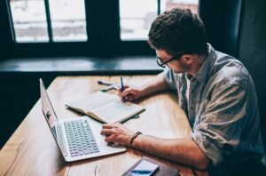 O uso de palavras-chave é fundamental para o SEO copywriting, pois ajuda o Google a identificar o tema de um determinado conteúdo e atribuir a ele a classificação de pesquisa correta. Por isso, é importante considerar termos que o público-alvo pode estar procurando ao escrever suas copies. As palavras-chave desempenham um papel decisivo na atração de leitores, sendo um dos elementos mais importantes de um título. Ferramentas como o Google Trends, Answer the Public e SEMrush podem ajudar a encontrar as palavras-chave mais relevantes para o conteúdo que você está criando.