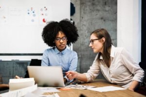 two young women having a discussion in a business 607477463 4c806dd0eb2b45c39c2ba7af6b558903 AGNC - Agência de Marketing