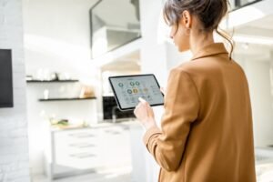 Sim! É possível realizar automação para pequenas empresas sim. A automação de marketing digital pode ser muito benéfica para pequenas empresas, pois pode ajudá-las a economizar tempo e dinheiro enquanto melhora a eficácia de suas campanhas de marketing. Algumas formas como as pequenas empresas podem utilizar a automação de marketing digital incluem: