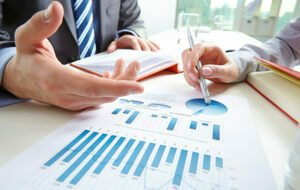 O consultor de Marketing Digital é o especialista que ajuda empresas a planejar e implementar estratégias de Marketing Digital para alcançar seus objetivos.