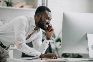 Um tópico popular atualmente no mundo do marketing para e-commerce é a inteligência artificial (IA) e a automação de marketing. Isso inclui coisas como usar algoritmos para personalizar recomendações de produtos para clientes individuais, automatizar campanhas de e-mail marketing e anúncios online, e usar chatbots para ajudar os clientes a fazer compras.