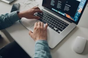Utilize integrações de plataformas para conectar diferentes ferramentas de automação, como o CRM, o Email Marketing e o Marketing automation, isso permite uma maior eficiência na gestão de dados e campanhas, evitando que seja necessário trabalhar com diferentes plataformas e, consequentemente, duplicidade de trabalho.