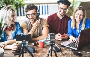 O marketing de conteúdo é uma estratégia de marketing que envolve a criação e compartilhamento de materiais informativos, úteis e relevantes para atrair e reter uma audiência-alvo claramente definida.