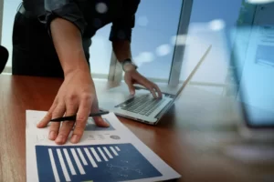 Marketing Digital é um assunto amplamente discutido nos últimos anos, mas há um segredo por trás de suas estratégias eficazes: um processo complexo. Um consultor de Marketing Digital pode simplificar esse processo e ajudar seu negócio a alcançar seus objetivos.