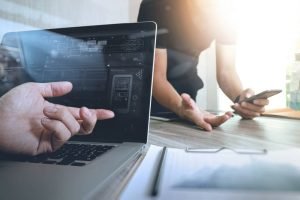 Concorrência: com o aumento do uso do marketing de conteúdo, a concorrência para se destacar na cena de conteúdo tornou-se muito mais acirrada.