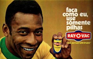 Pelé foi um dos primeiros atletas a usar o marketing de influência em sua carreira. Ele foi um dos primeiros atletas a ter contratos de patrocínio com empresas de roupas, tênis e outros produtos, e ele usou o seu enorme alcance e popularidade para promover esses produtos. Pelé também foi um dos primeiros atletas a ter um contrato de patrocínio exclusivo com uma empresa de bebidas, a Coca-Cola, e ele foi um dos primeiros atletas a ter um contrato de patrocínio com uma empresa de fast food, a McDonald's.