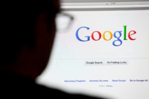 Melhoria do posicionamento nos resultados de busca: Um especialista em SEO pode ajudar a otimizar seu site para que ele apareça mais alto nos resultados de busca. Isso pode levar a mais tráfego e potenciais clientes para o seu negócio.