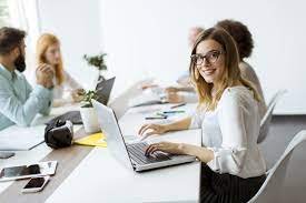 Uma forma de gerenciar eficientemente o atendimento ao cliente é utilizar um sistema de CRM (Gestão de Relacionamento com o Cliente).