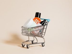 Se você possui um ecommerce, é essencial estar ciente da Lei Geral de Proteção de Dados (LGPD). A LGPD entrou em vigor em setembro de 2020 e tem como objetivo proteger os dados pessoais dos cidadãos brasileiros. Neste artigo, vamos explicar o que é LGPD e como você pode adaptá-la em seu ecommerce.