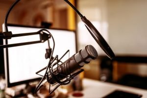Em resumo, o rádio revolucionou o marketing digital ao oferecer uma forma acessível, interativa e personalizável de alcançar o público e integrar a publicidade no contexto de uma estratégia de marketing mais ampla.