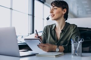 O atendimento ao cliente, assim como outras áreas de vendas, requer habilidades de compreensão do comportamento humano e uma aptidão para trabalhar com dados.
