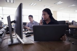 Os softwares de help desk são indispensáveis para aprimorar a experiência dos clientes e equipes de trabalho, atuando como uma central de suporte que simplifica vários processos.
