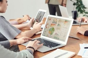 O trabalho do gestor de tráfego pago é extremamente importante para o sucesso de campanhas de marketing digital. Esse profissional é responsável por planejar, executar e monitorar campanhas de publicidade online pagas, como anúncios em redes sociais, Google Ads, entre outros