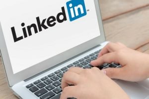 anuncios-no-linkedin-custo Custo - Os anúncios do LinkedIn Ads podem ser mais caros em comparação com outras plataformas de publicidade, especialmente se o público-alvo for altamente competitivo.