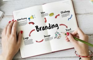 Branding é o conjunto de ações que uma empresa realiza visando transmitir seus valores e cultura aos clientes, criando uma marca positiva e duradoura na mente dos consumidores.