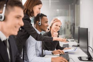 Help desk é um serviço que oferece suporte técnico para usuários de computador ou sistemas de informação. Esse suporte pode ser fornecido por meio de uma equipe de atendimento ao cliente, que ajuda os usuários a resolverem problemas técnicos e a esclarecer dúvidas.