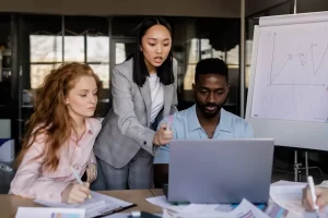 Marketing de conteúdo para B2C (business-to-consumer) é uma estratégia de marketing digital que visa atrair e envolver clientes finais por meio da criação e distribuição de conteúdo relevante e valioso.
