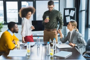 Especialização: as agências de marketing têm especialistas em várias áreas, desde pesquisa de mercado até branding e publicidade. Isso permite que as empresas acessem conhecimentos especializados e apliquem as melhores práticas.