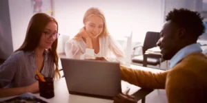 Outros requisitos importantes que uma agência de marketing deve ter incluem: