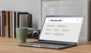 A inclusão excessiva de palavras-chave pode ser prejudicial ao seu ranking, pois o Google considera isso uma prática de "spam". O uso adequado de palavras-chave é importante para o SEO, mas a qualidade do conteúdo é mais importante do que a quantidade de palavras-chave.