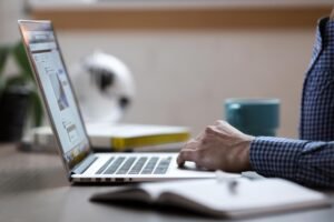 A velocidade de carregamento do site é um fator importante para o SEO (Search Engine Optimization), ou seja, para o posicionamento do site nos resultados de pesquisa. Isso ocorre porque os algoritmos dos motores de busca consideram a velocidade de carregamento como um dos fatores de classificação do site.