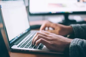 Existem diversas plataformas disponíveis no mercado que permitem criar sites empresariais de sucesso, e a escolha da melhor plataforma dependerá das necessidades específicas da sua empresa. Algumas das plataformas mais populares incluem: