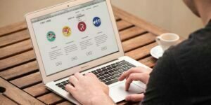 O SEO abrange pesquisa de palavras-chave, metatags, otimização de conteúdo e outras estratégias que melhoram a descoberta online.