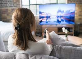 Outra forma de publicidade televisiva são os patrocínios e inserções de marca. Nesse caso, a agência de publicidade identifica programas de televisão ou eventos que estejam alinhados com o público-alvo do cliente e negocia a inserção da marca durante essas transmissões.