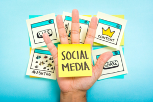 Adaptação às tendências: As tendências e comportamentos dos usuários nas redes sociais estão sempre mudando. É essencial que os profissionais de Social Mídia estejam atualizados com as últimas tendências, como formatos de conteúdo em alta, novas funcionalidades das plataformas e mudanças nas preferências do público. Essa adaptabilidade é fundamental para o sucesso das campanhas.