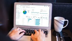 o remarketing é uma estratégia que consiste em exibir anúncios para pessoas que já tiveram algum tipo de interação com a sua marca. Isso inclui visitantes do seu site, usuários que abandonaram o carrinho de compras ou até mesmo clientes que já realizaram uma compra anteriormente. O remarketing permite relembrar esses usuários sobre sua oferta, aumentando as chances de conversão.