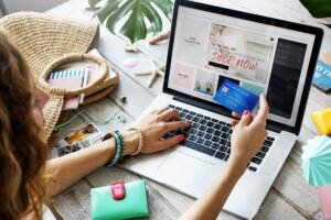 O tráfego pago refere-se à compra de anúncios para direcionar visitantes ao seu site, enquanto o tráfego orgânico é o resultado das visitas naturais geradas por meio de resultados de pesquisa e estratégias de SEO.