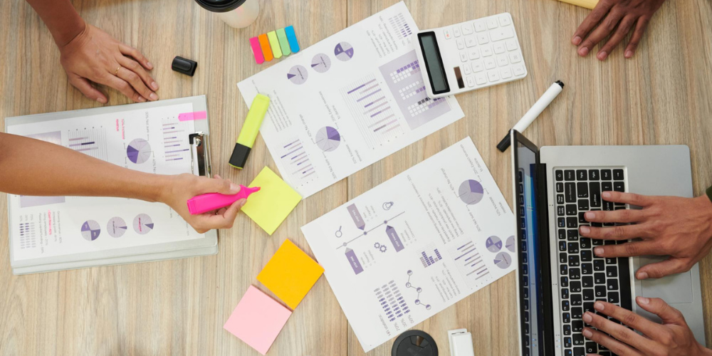 Prospecção multicanal é a estratégia de marketing que utiliza diversos canais (como SEO, redes sociais, e-mail, anúncios pagos) de forma integrada para abordar potenciais clientes. O objetivo é alcançar o público certo, no canal que ele prefere, com a mensagem adequada ao seu perfil geracional.