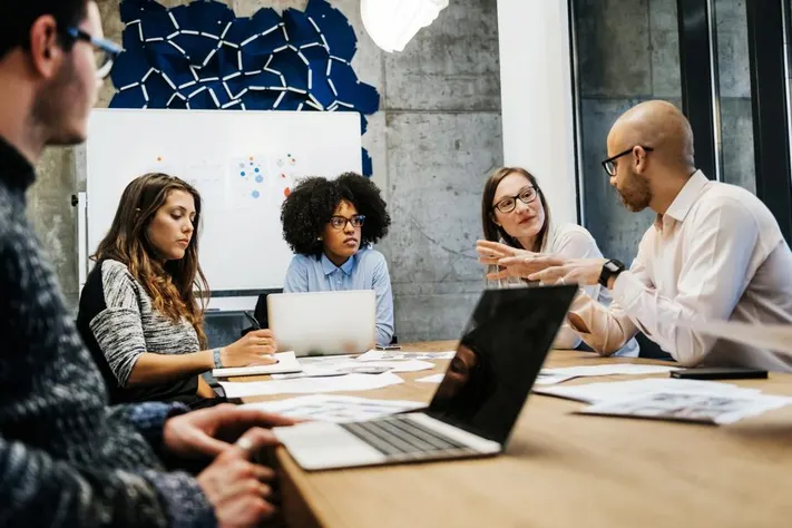 Para a maioria das empresas, montar um Plano de marketing 2026 com a profundidade necessária em IA, SGE e multicanalidade é um desafio complexo. É aqui que o apoio de uma Agência de Marketing Digital ou consultoria de marketing se torna um diferencial competitivo.