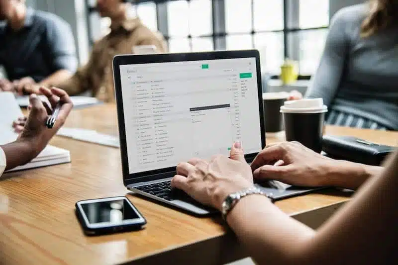 A forma como buscamos informação está mudando. O Google SGE (Search Generative Experience) e outras IAs (AIO - AI Optimization) estão criando resumos e respostas diretas (AI Overviews).