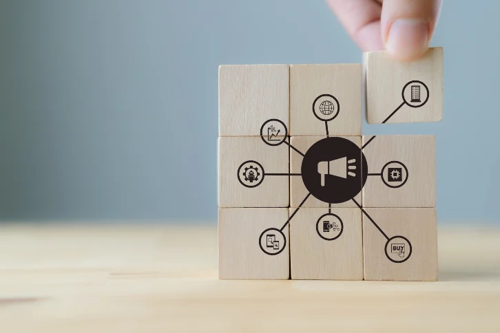 A prospecção multicanal é uma abordagem estratégica que envolve o uso de múltiplos canais de comunicação para alcançar e engajar potenciais clientes. Mas não se trata apenas de "estar em todos os lugares". Trata-se de estar nos lugares certos, com a mensagem certa, no tempo certo, para a geração certa.