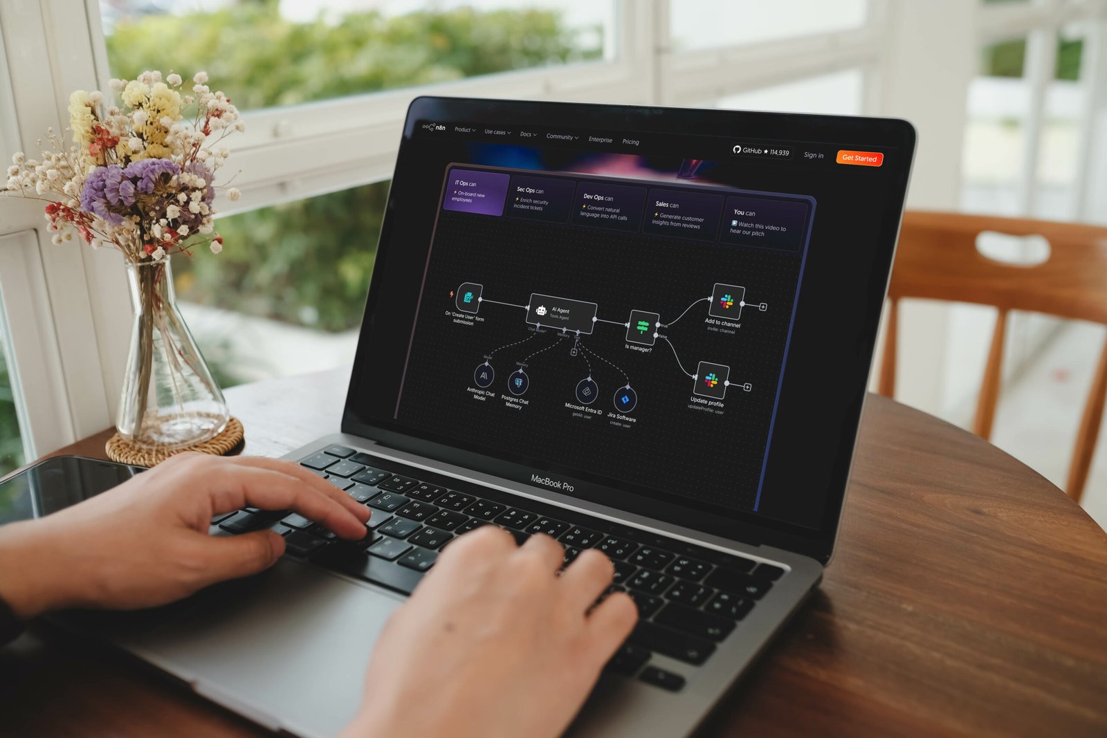 A seguir, vamos explicar detalhadamente o N8N, compará-lo com suas principais alternativas e, por fim, mostrar por que a sua gestão e estruturação devem ser confiadas a uma Agência de Marketing Digital com expertise em processos e tecnologia, como a AGNC Agência de Marketing e Comunicação.
