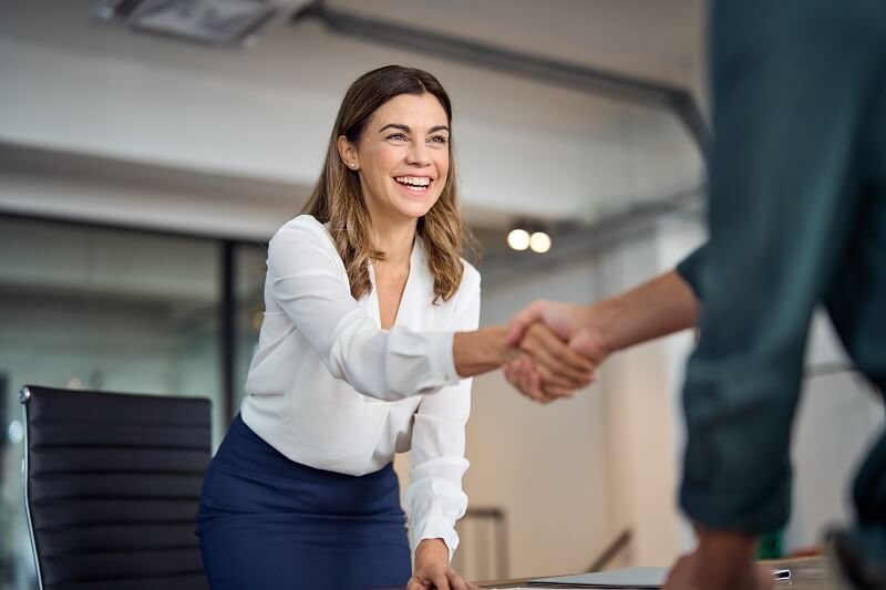O CAC (Custo de Aquisição de Clientes) é, de forma direta, o valor médio que sua empresa gasta para conquistar um novo cliente. Ele é o resultado da soma de todos os seus investimentos em marketing e vendas, dividido pelo número de clientes adquiridos em um período específico.