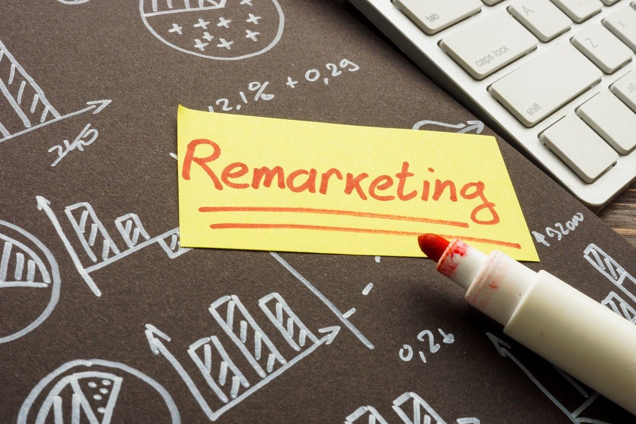 como-fazer-Remarketing-Eficaz-2 Use o remarketing no Instagram, Facebook e TikTok para gerar confiança. Em vez de apenas mostrar o produto, mostre depoimentos em vídeo de clientes satisfeitos ou "unboxing" do produto. Isso quebra objeções e humaniza a marca.